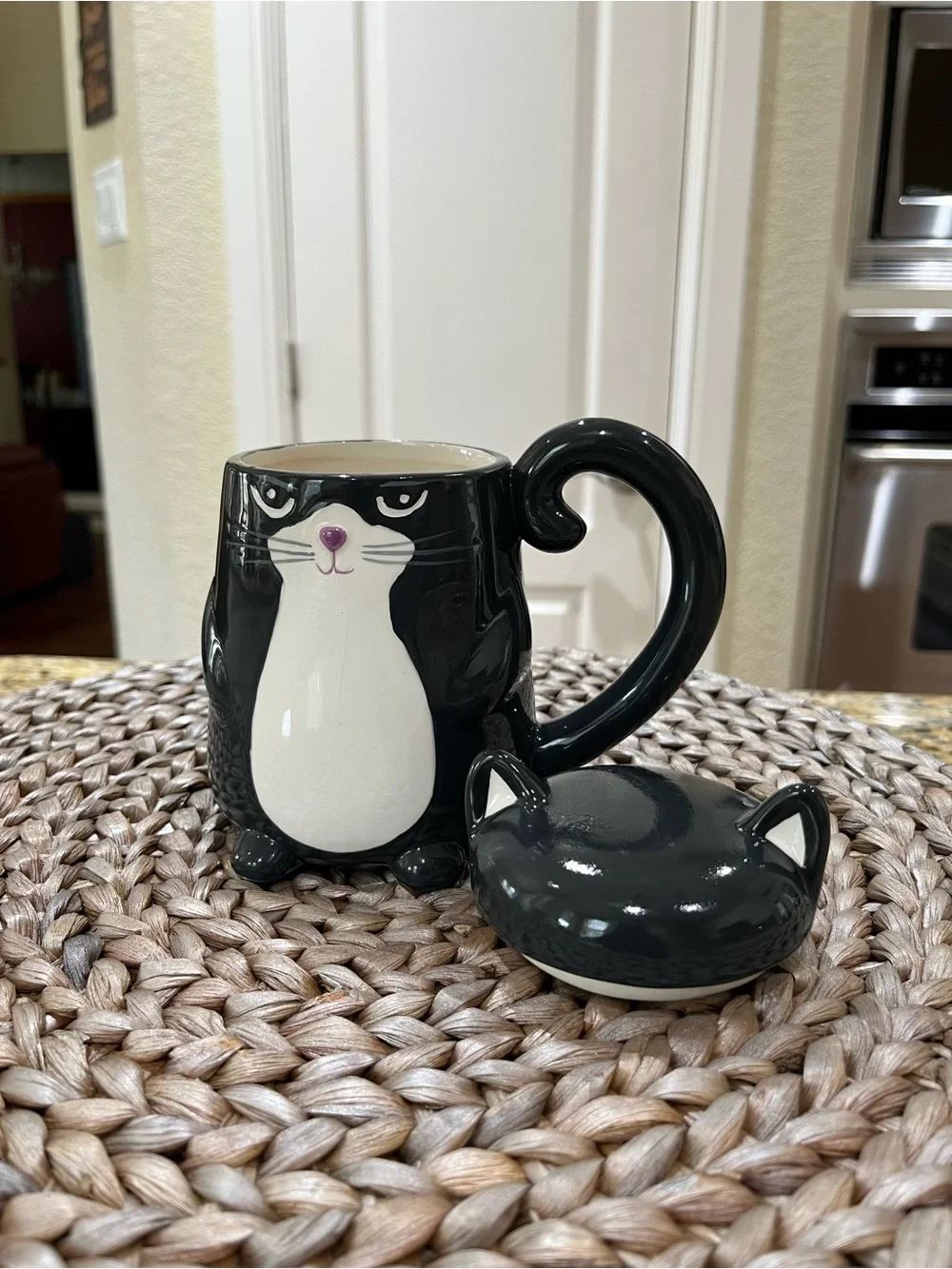Ceramic Black & White Grumpy Cat Mug with Lid - Cute Pet Design